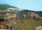 Blick in den Krater vom Vulkan San Antonio, oben das Dorf Fuencaliente. : Häuser